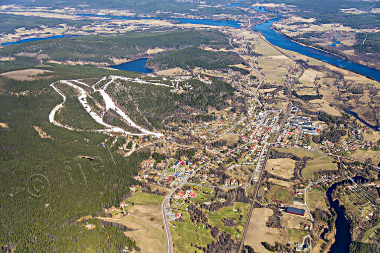 Flygfoto över Järvsö drönarbilder, drönarfoto, flygbild, flygbilder, Flygfoto, flygfoton, Hälsingland, Järvsö, Järvsöbacken, nedfarter, samhällen, skidbackar, vår, Öje, Öjeberget