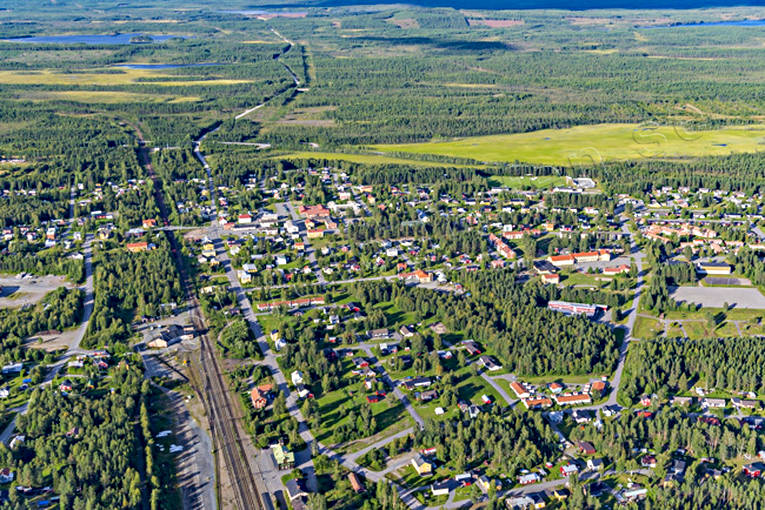 Flygfoto över Jörn banvall, drönarbilder, drönarfoto, flygbild, flygbilder, Flygfoto, flygfoton, järnväg, Jörn, samhällen, sommar, Västerbotten
