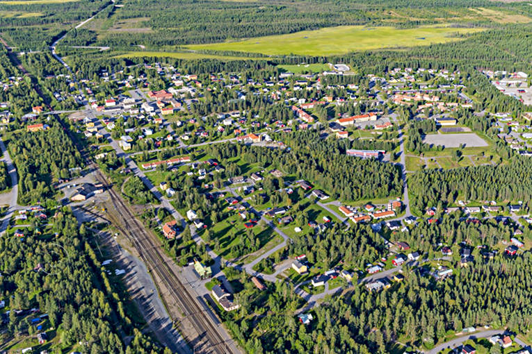Flygfoto över Jörn banvall, drönarbilder, drönarfoto, flygbild, flygbilder, Flygfoto, flygfoton, Grundträsket, järnväg, Jörn, samhällen, sommar, Västerbotten