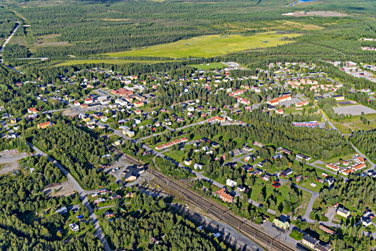 Flygfoto över Jörn banvall, drönarbilder, drönarfoto, flygbild, flygbilder, Flygfoto, flygfoton, Grundträsket, järnväg, Jörn, samhällen, sommar, Västerbotten