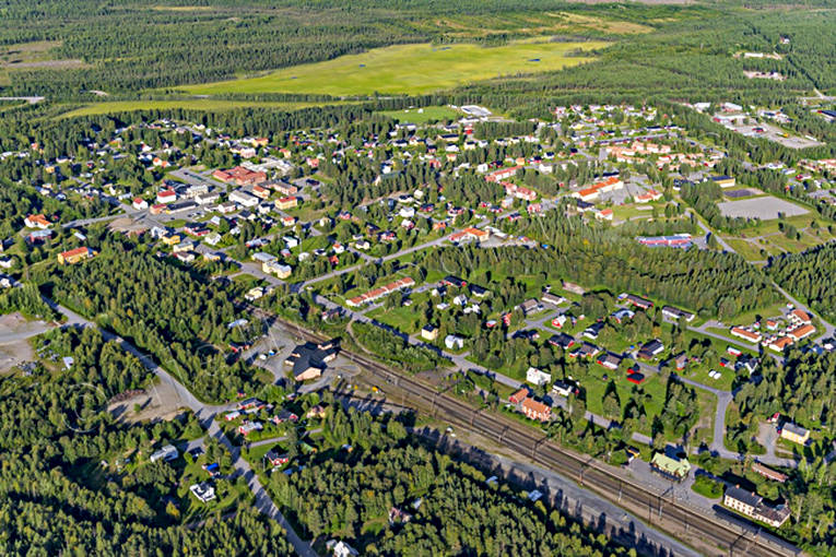 Flygfoto över Jörn banvall, drönarbilder, drönarfoto, flygbild, flygbilder, Flygfoto, flygfoton, Grundträsket, järnväg, Jörn, samhällen, sommar, Västerbotten