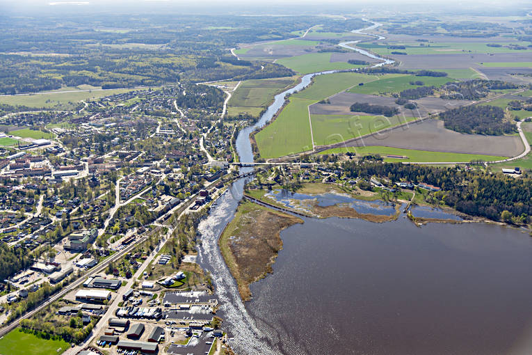 Flygfoto över Kungsör Arbogaån, drönarbilder, drönarfoto, flygbild, flygbilder, Flygfoto, flygfoton, Kungsör, samhällen, vår, Västmanland