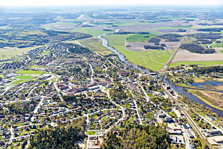 Flygfoto över Kungsör Arbogaån, drönarbilder, drönarfoto, flygbild, flygbilder, Flygfoto, flygfoton, Kungsör, samhällen, vår, Västmanland