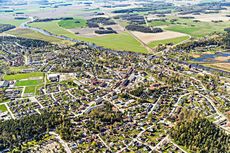 Flygfoto över Kungsör Arbogaån, drönarbilder, drönarfoto, flygbild, flygbilder, Flygfoto, flygfoton, Kungsör, samhällen, vår, Västmanland