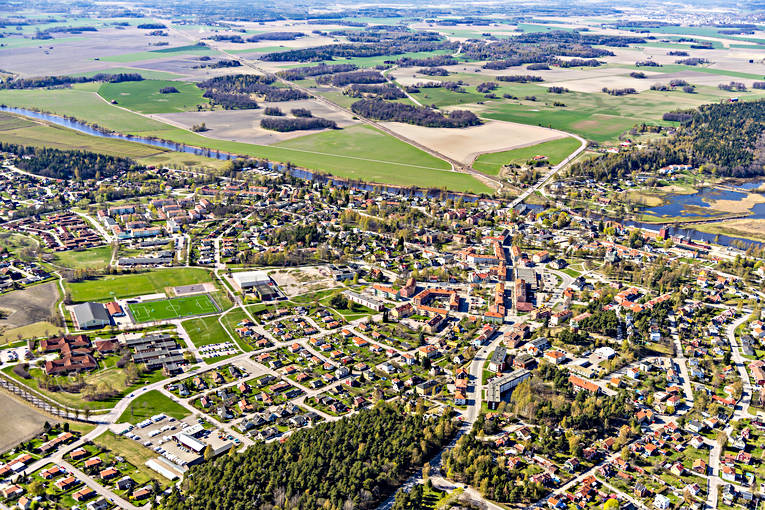 Flygfoto över Kungsör Arbogaån, drönarbilder, drönarfoto, flygbild, flygbilder, Flygfoto, flygfoton, Kungsör, samhällen, vår, Västmanland