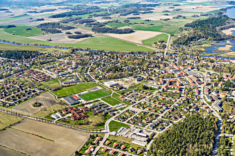 Flygfoto över Kungsör Arbogaån, drönarbilder, drönarfoto, flygbild, flygbilder, Flygfoto, flygfoton, Kungsör, samhällen, vår, Västmanland