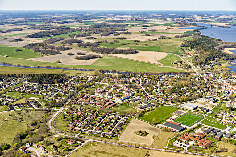 Flygfoto över Kungsör Arbogaån, drönarbilder, drönarfoto, flygbild, flygbilder, Flygfoto, flygfoton, Kungsör, samhällen, vår, Västmanland