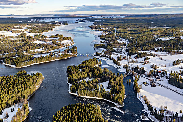 Flygfoto över Kvittsle bro, bågbro, drönarbild, drönarbilder, drönarfoto, flygbild, flygbilder, Flygfoto, flygfoton, Hammaren, Herrgårdsholmen, Indalsälven, Jämtland, Kvissle, Kvisslebron, Kvissleviken, Landskap, Nytorp, Strömsved, vinter