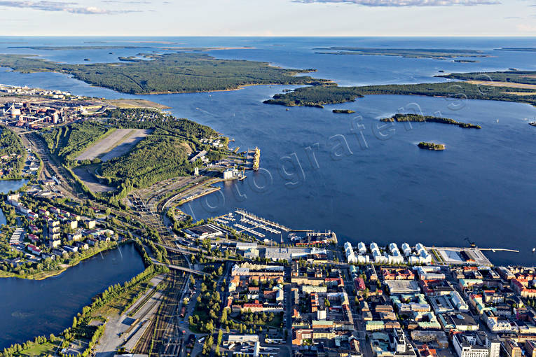 Flygfoto över Luleå banvall, drönarbilder, drönarfoto, flygbild, flygbilder, Flygfoto, flygfoton, Gråsjälfjärden, Luleå, Norrbotten, sommar, städer