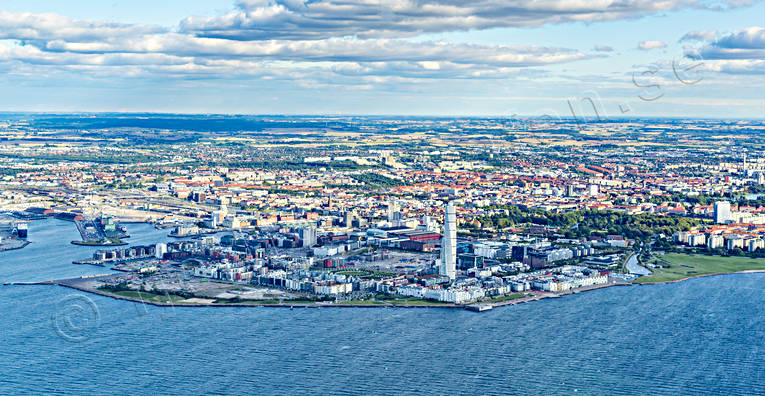 Flygfoto över Malmö drönarbilder, drönarfoto, flygbild, flygbilder, Flygfoto, flygfoton, Malmö, Malmöhus, skyskrapa, Skåne, sommar, städer, Turning Torso, Västra hamnområdet