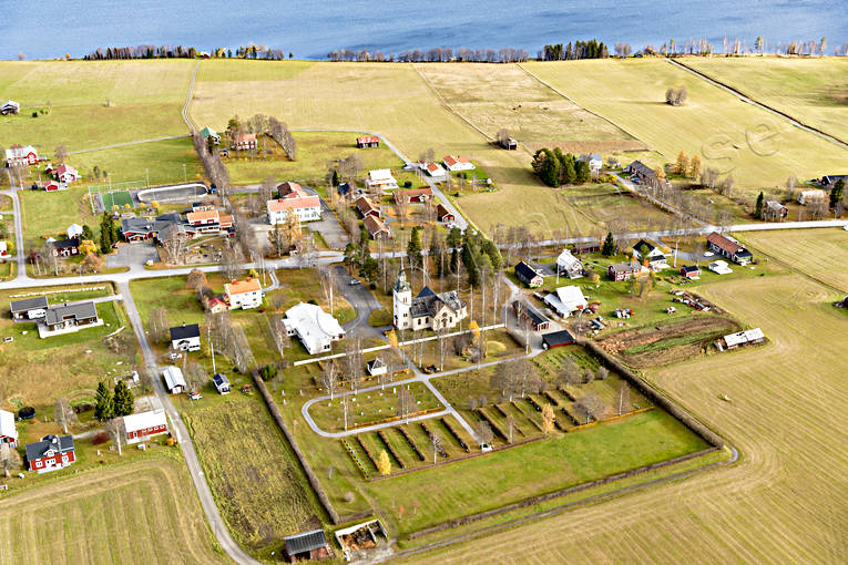 Flygfoto över Marieby drönarbild, drönarbilder, drönarfoto, flygbild, flygbilder, Flygfoto, flygfoton, höst, Jämtland, kyrka, kyrkogård, kyrkor, Marieby, samhällen