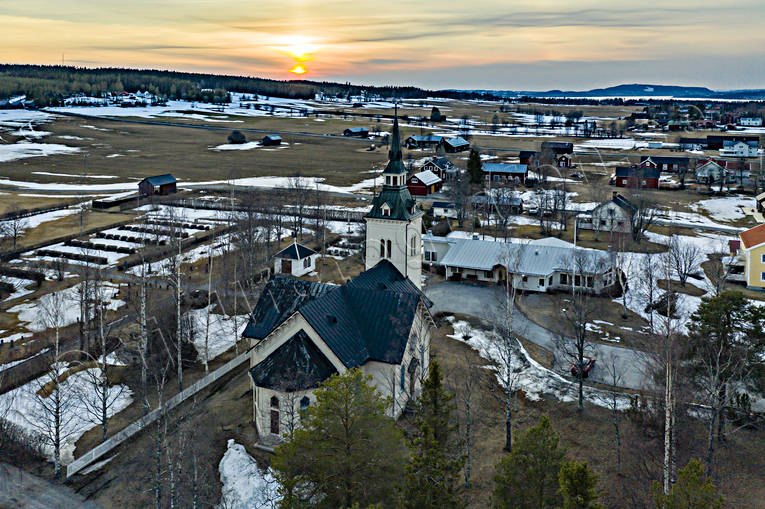 Flygfoto över Marieby byar, drönarbild, drönarbilder, drönarfoto, flygbild, flygbilder, Flygfoto, flygfoton, Jämtland, kyrka, kyrkor, Marieby, samhällen, vår