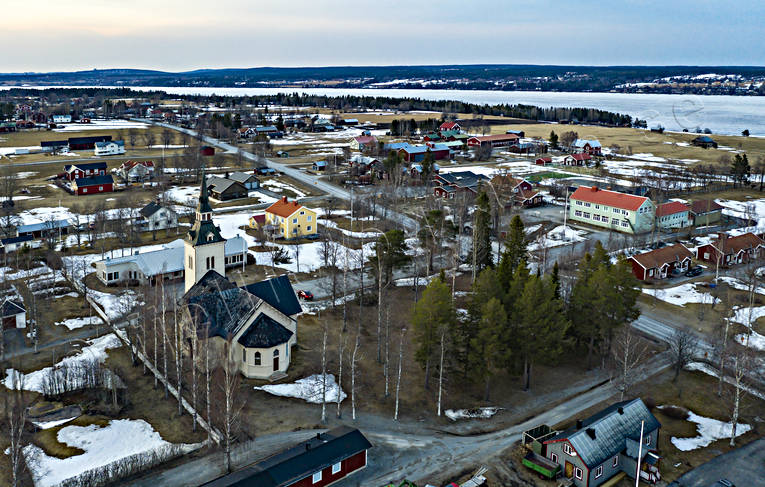 Flygfoto över Marieby byar, drönarbild, drönarbilder, drönarfoto, flygbild, flygbilder, Flygfoto, flygfoton, Jämtland, kyrka, kyrkor, Marieby, samhällen, vår