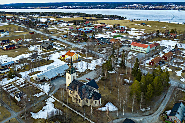 Flygfoto över Marieby byar, drönarbild, drönarbilder, drönarfoto, flygbild, flygbilder, Flygfoto, flygfoton, Jämtland, kyrka, kyrkor, Marieby, samhällen, vår