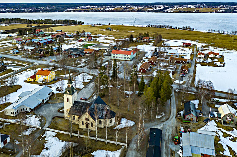 Flygfoto över Marieby byar, drönarbild, drönarbilder, drönarfoto, flygbild, flygbilder, Flygfoto, flygfoton, Jämtland, kyrka, kyrkor, Marieby, samhällen, vår