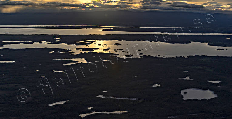 Flygfoto över Näkten drönarbild, drönarbilder, drönarfoto, flygbild, flygbilder, Flygfoto, flygfoton, Jämtland, Landskap, motljus, Näkten, skärgård, småöar, öar