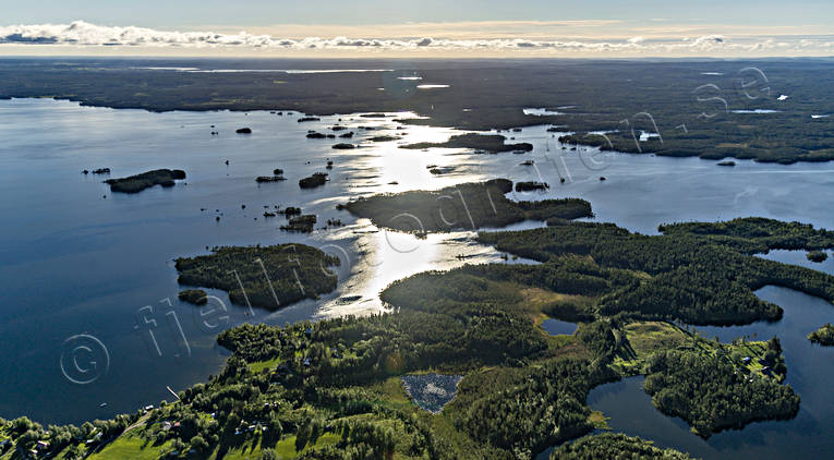 Flygfoto över Näkten drönarbild, drönarbilder, drönarfoto, flygbild, flygbilder, Flygfoto, flygfoton, Jämtland, Landskap, motljus, Näkten, skärgård, småöar, öar