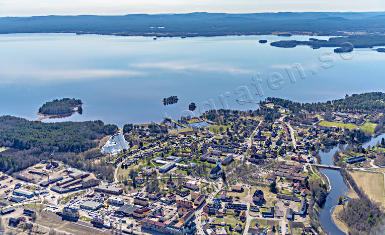 Flygfoto över Orsa Dalarna, drönarbilder, drönarfoto, flygbild, flygbilder, Flygfoto, flygfoton, Lillån, Oresjön, Oreälven, Orsa, Orsasjön, samhällen, vår, Västeråkern, Ångbåtsudden, Ön