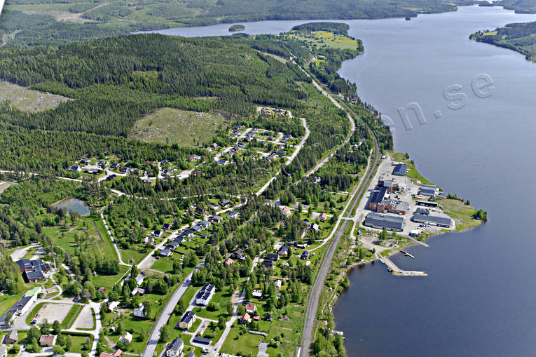 Flygfoto över Pilgrimstad drönarbilder, drönarfoto, fabriksområde, flygbild, flygbilder, Flygfoto, flygfoton, Jämtland, Pilgrimstad, samhällen, sommar