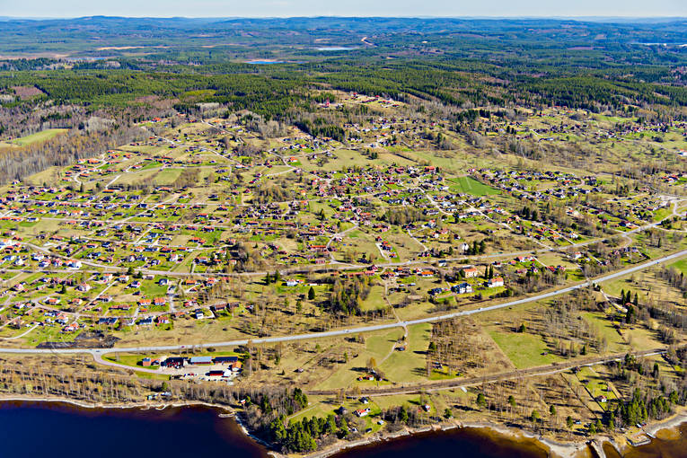 Flygfoto över Rättvik Dalarna, drönarbilder, drönarfoto, flygbild, flygbilder, Flygfoto, flygfoton, Gärdebyn, Rättvik, samhällen, Vidablick, vår