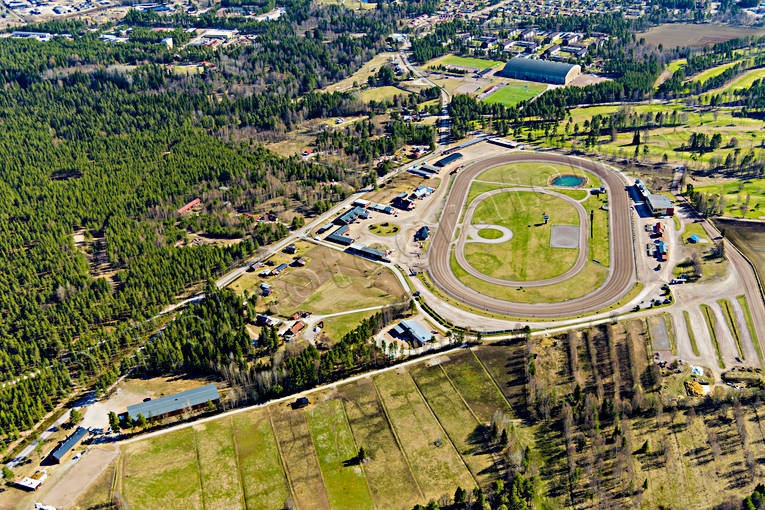 Flygfoto över Rättvik Dalarna, Dalatravet, drönarbilder, flygbilder, Flygfoto, Rättvik, samhällen, travbana, vår