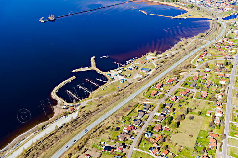 Flygfoto över Rättvik båthamn, Dalarna, drönarbilder, drönarfoto, flygbild, flygbilder, Flygfoto, flygfoton, Rättvik, samhällen, småbåtshamn, vår