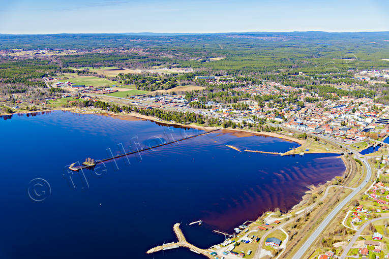 Flygfoto över Rättvik Dalarna, drönarbilder, drönarfoto, flygbild, flygbilder, Flygfoto, flygfoton, Långbryggan, Rättvik, samhällen, Siljan, vår