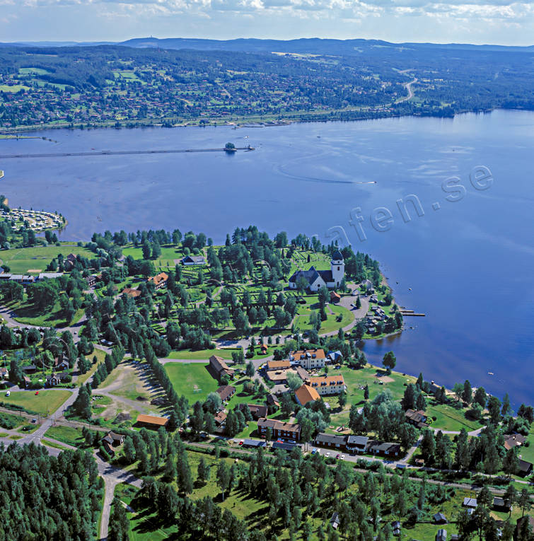 Flygfoto över Rättvik bybyggelse, Dalarna, drönarbilder, drönarfoto, flygbild, flygbilder, Flygfoto, flygfoton, kyrka, kyrkan, kyrkor, Långbryggan, Rättvik, samhälle, samhällen, Siljan, sommar
