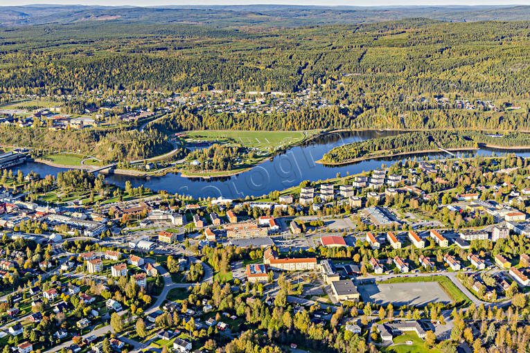 Flygfoto över Sollefteå drönarbilder, drönarfoto, flygbild, flygbilder, Flygfoto, flygfoton, garnisonsstad, höst, Risön, samhällen, Solatunum, Sollefteå, Ångermanland, Ångermanälven