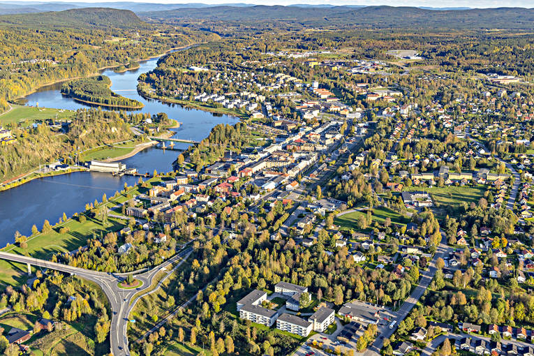 Flygfoto över Sollefteå drönarbilder, drönarfoto, flygbild, flygbilder, Flygfoto, flygfoton, garnisonsstad, höst, kraftverk, samhällen, Solatunum, Sollefteå, Ångermanland, Ångermanälven