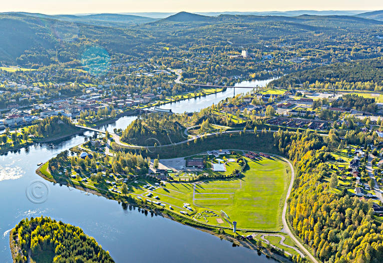 Flygfoto över Sollefteå drönarbilder, drönarfoto, flygbild, flygbilder, Flygfoto, flygfoton, garnisonsstad, höst, nipa, nipor, nipornas stad, samhällen, Solatunum, Sollefteå, Ångermanland, Ångermanälven