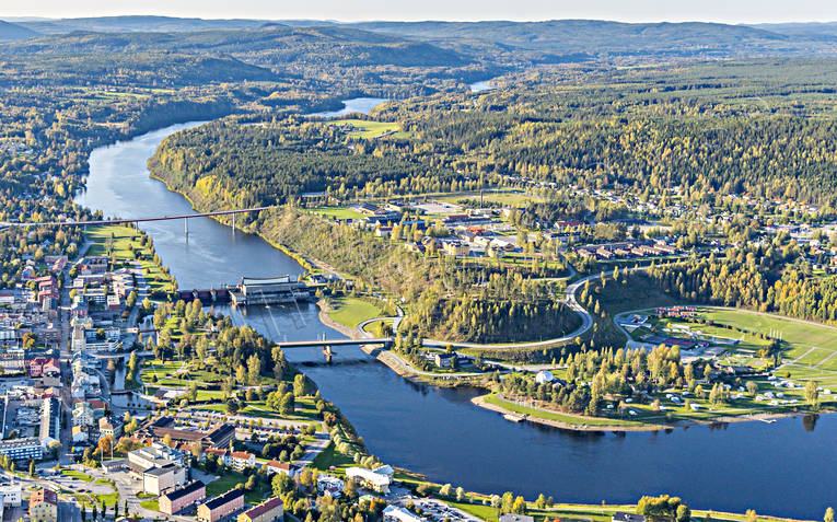 Flygfoto över Sollefteå drönarbilder, drönarfoto, flygbild, flygbilder, Flygfoto, flygfoton, garnisonsstad, höst, kraftverk, nipa, nipor, nipornas stad, samhällen, Solatunum, Sollefteå, Ångermanland, Ångermanälven