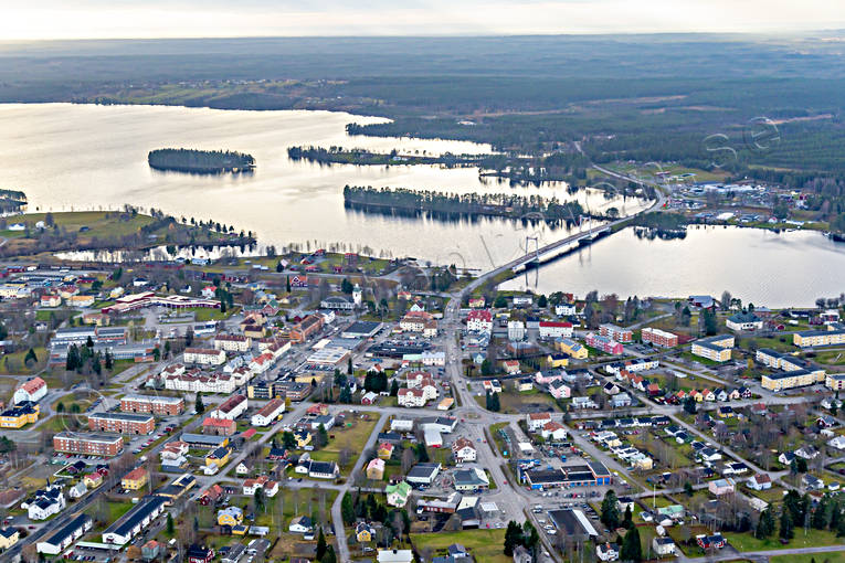 Flygfoto över Strömsund bro, drönarbilder, drönarfoto, flygbild, flygbilder, Flygfoto, flygfoton, höst, Jämtland, samhällen, Ströms Vattudal, Strömsund, Strömsundsbron, Vattudalen