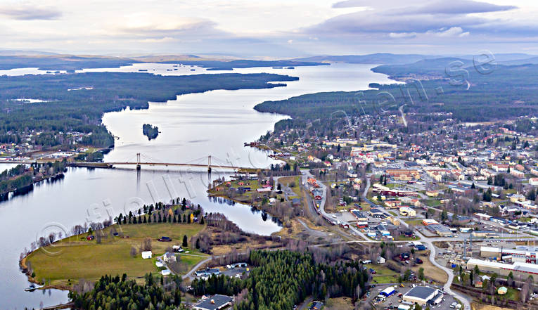 Flygfoto över Strömsund bro, drönarbilder, drönarfoto, flygbild, flygbilder, Flygfoto, flygfoton, höst, Jämtland, samhällen, Ströms Vattudal, Strömsund, Strömsundsbron, Vattudalen