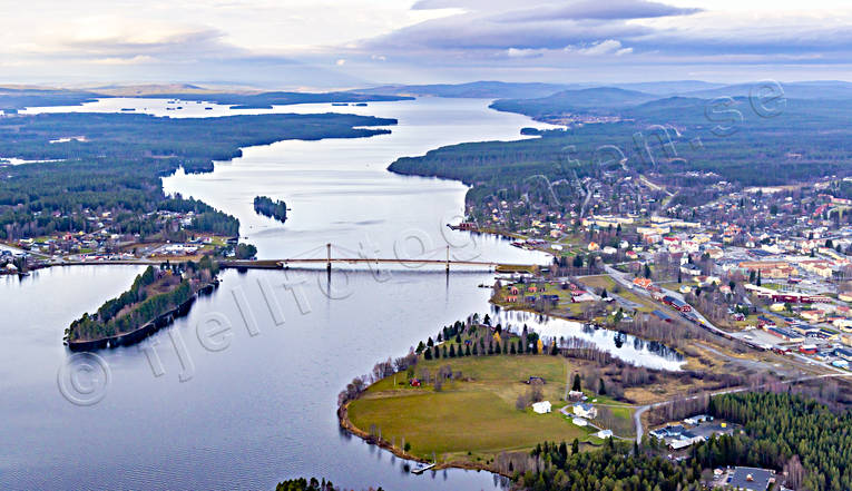 Flygfoto över Strömsund bro, drönarbilder, drönarfoto, flygbild, flygbilder, Flygfoto, flygfoton, höst, Jämtland, samhällen, Ströms Vattudal, Strömsund, Strömsundsbron, Vattudalen