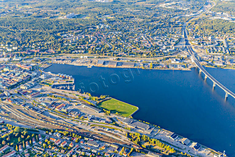 Flygfoto över Sundsvall drönarbilder, drönarfoto, flygbild, flygbilder, Flygfoto, flygfoton, höst, Medelpad, städer, Sundsvall, Sundsvallsbron, Sundsvallsfjärden