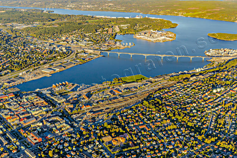 Flygfoto över Sundsvall drönarbilder, drönarfoto, flygbild, flygbilder, Flygfoto, flygfoton, höst, Medelpad, städer, Sundsvall, Sundsvallsbron, Sundsvallsfjärden