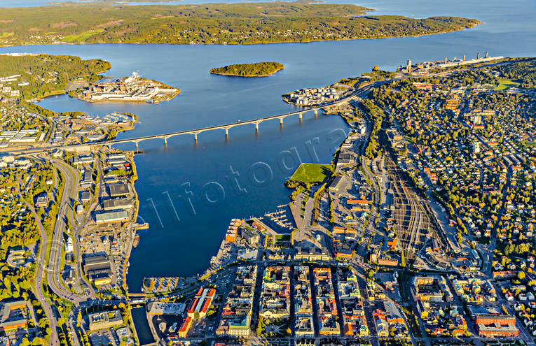 Flygfoto över Sundsvall drönarbilder, drönarfoto, flygbild, flygbilder, Flygfoto, flygfoton, höst, Medelpad, städer, Sundsvall, Sundsvallsbron, Sundsvallsfjärden, Tjuvholmen