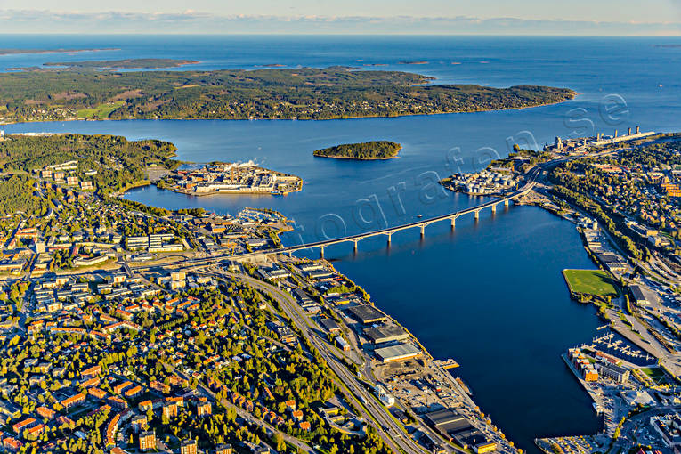 Flygfoto över Sundsvall drönarbilder, drönarfoto, flygbild, flygbilder, Flygfoto, flygfoton, höst, Medelpad, städer, Sundsvall, Sundsvallsbron, Sundsvallsfjärden, Tjuvholmen