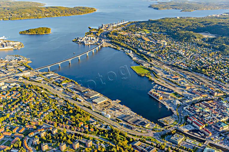 Flygfoto över Sundsvall drönarbilder, drönarfoto, flygbild, flygbilder, Flygfoto, flygfoton, höst, Medelpad, städer, Sundsvall, Sundsvallsbron, Sundsvallsfjärden, Tjuvholmen