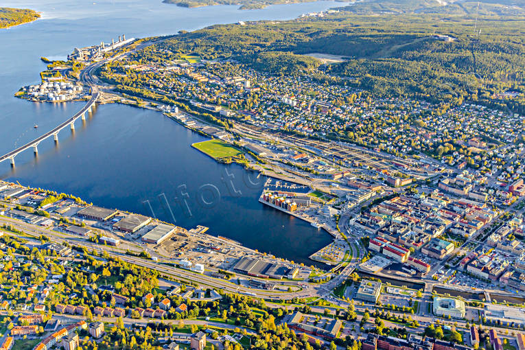 Flygfoto över Sundsvall drönarbilder, drönarfoto, flygbild, flygbilder, Flygfoto, flygfoton, höst, Medelpad, städer, Sundsvall, Sundsvallsbron, Sundsvallsfjärden