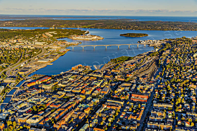Flygfoto över Sundsvall drönarbilder, drönarfoto, flygbild, flygbilder, Flygfoto, flygfoton, höst, Medelpad, städer, Sundsvall, Sundsvallsbron, Sundsvallsfjärden