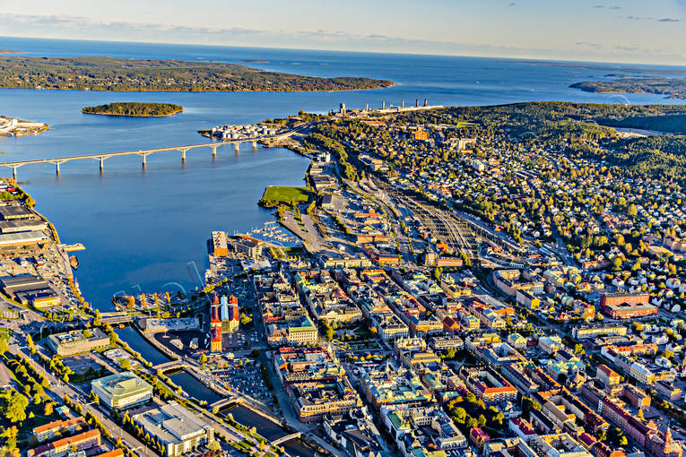 Flygfoto över Sundsvall drönarbilder, drönarfoto, flygbild, flygbilder, Flygfoto, flygfoton, höst, Medelpad, städer, Sundsvall, Sundsvallsbron, Sundsvallsfjärden