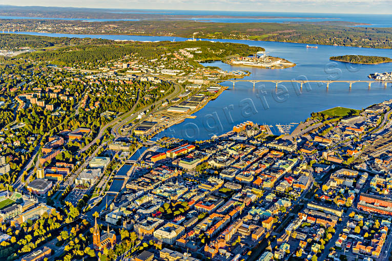 Flygfoto över Sundsvall drönarbilder, drönarfoto, flygbild, flygbilder, Flygfoto, flygfoton, höst, Medelpad, städer, Sundsvall, Sundsvallsbron, Sundsvallsfjärden