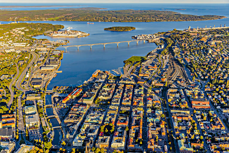 Flygfoto över Sundsvall drönarbilder, drönarfoto, flygbild, flygbilder, Flygfoto, flygfoton, höst, Medelpad, städer, Sundsvall, Sundsvallsbron, Sundsvallsfjärden