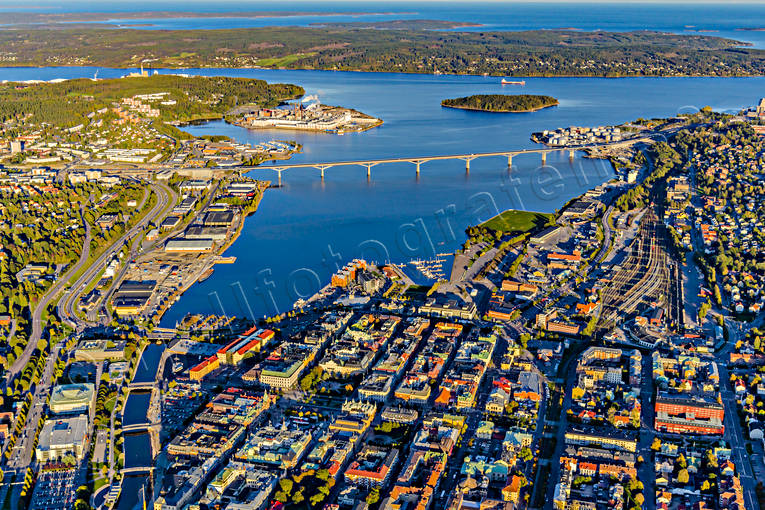 Flygfoto över Sundsvall drönarbilder, drönarfoto, flygbild, flygbilder, Flygfoto, flygfoton, höst, Medelpad, städer, Sundsvall, Sundsvallsbron, Sundsvallsfjärden