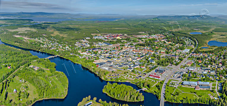 Flygfoto över Sveg drönarbilder, drönarfoto, flygbild, flygbilder, Flygfoto, flygfoton, Härjedalen, järnvägsbro, Ljusnan, Mankellbron, samhällen, sommar, Sveg