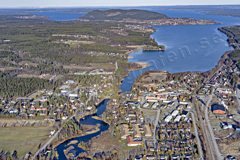 Flygfoto över Svenstavik Bergsviken, drönarbilder, drönarfoto, flygbild, flygbilder, Flygfoto, flygfoton, höst, Jämtland, samhälle, samhällen, Svenstavik, Svenstaån