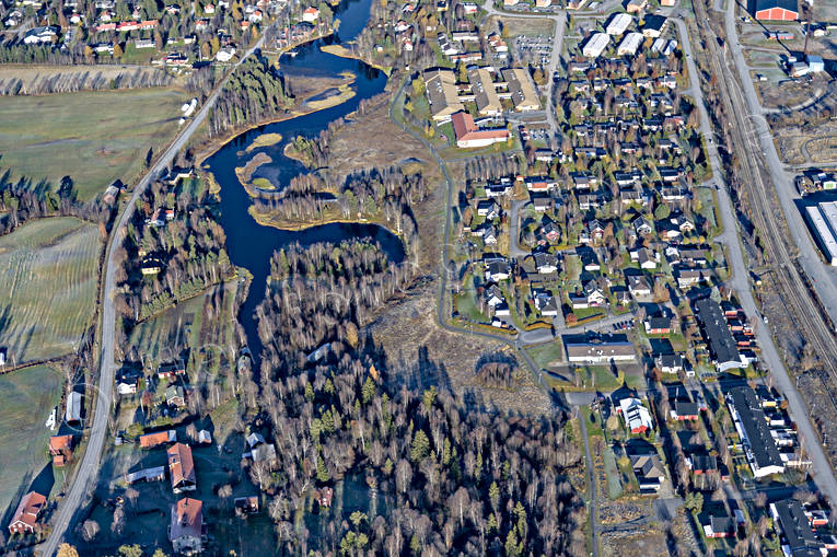 Flygfoto över Svenstavik drönarbilder, drönarfoto, flygbild, flygbilder, Flygfoto, flygfoton, höst, Jämtland, samhälle, samhällen, Svenstavik, Svenstaån