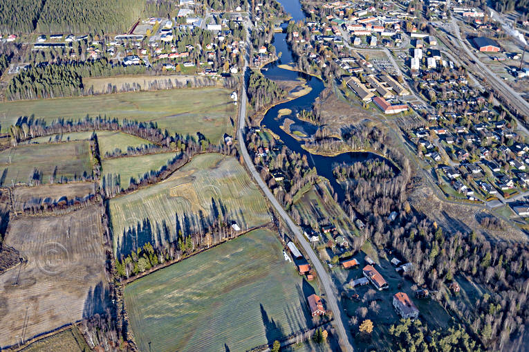 Flygfoto över Svenstavik drönarbilder, drönarfoto, flygbild, flygbilder, Flygfoto, flygfoton, höst, Jämtland, samhälle, samhällen, Svenstavik, Svenstaån